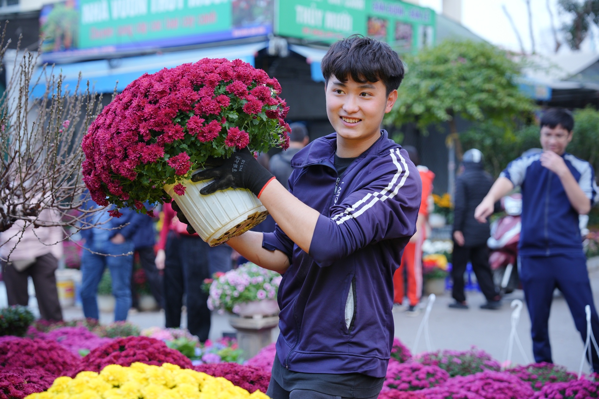 Chợ hoa xuân nhộn nhịp những ngày cận Tết Chợ hoa xuân nhộn nhịp những ngày cận Tết