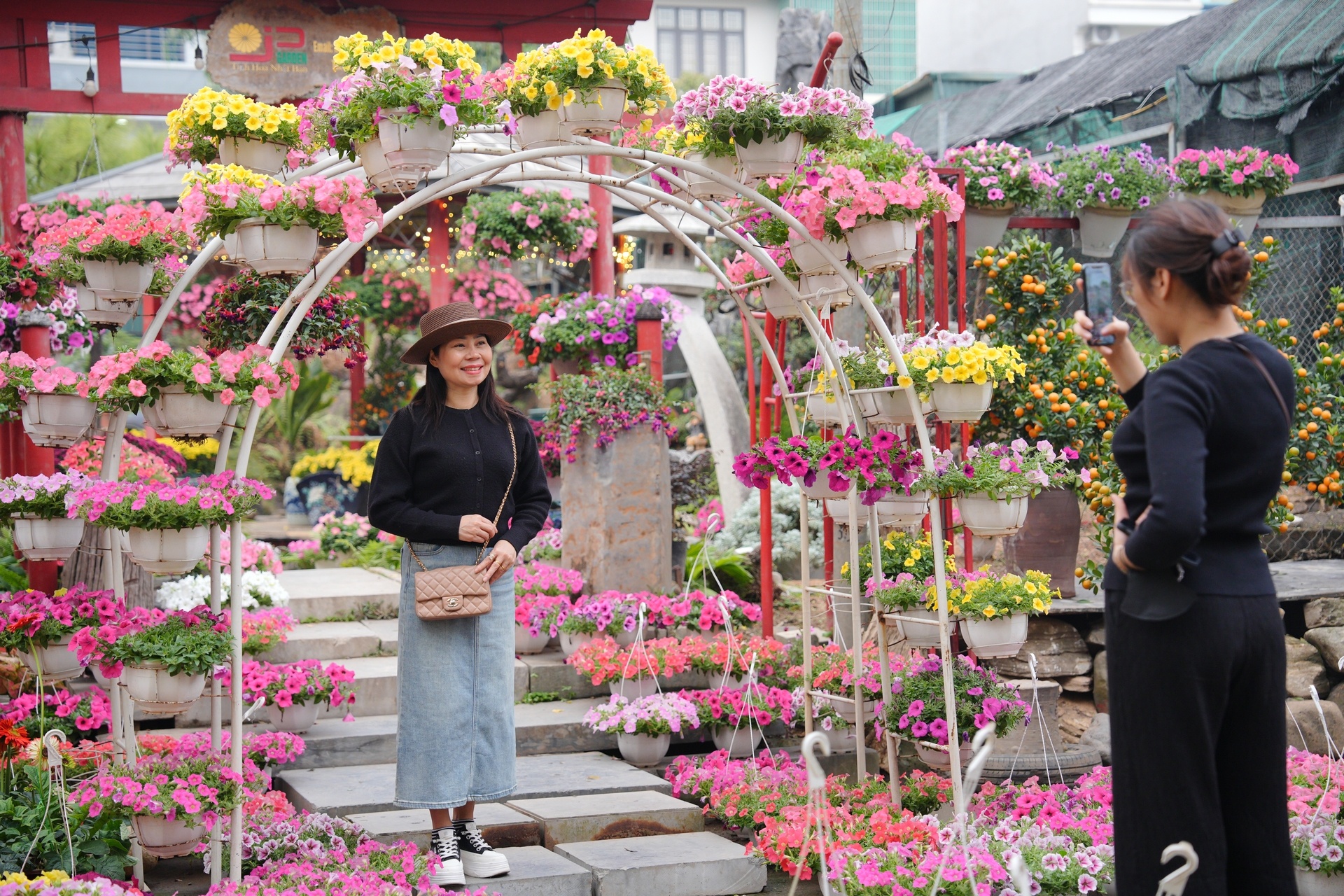 Chợ hoa xuân nhộn nhịp những ngày cận Tết Chợ hoa xuân nhộn nhịp những ngày cận Tết