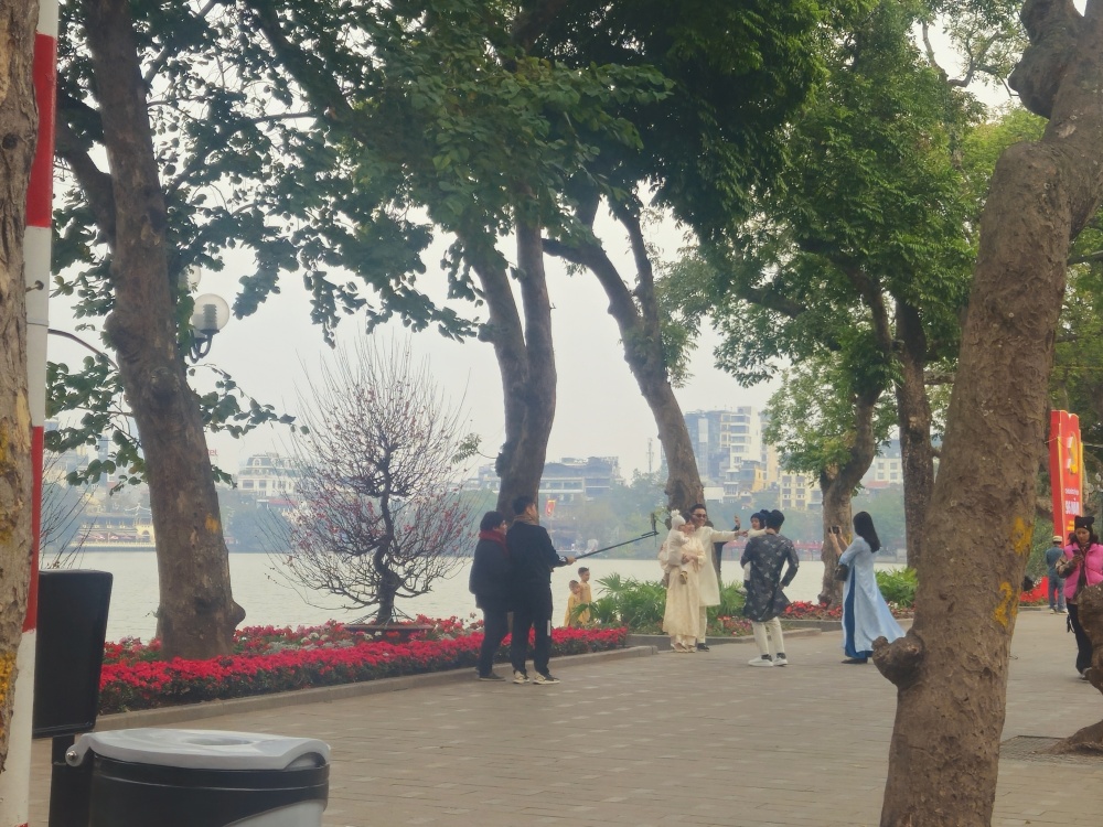 undefined Hà Nội yên ả, thanh bình trong sáng mùng 1 Tết