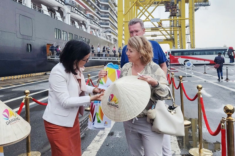 Bên cạnh đường hàng không, thành phố đón 2 chuyến tàu biển quốc tế cập cảng Tiên Sa vào dịp tết Ất Tỵ với khoảng 800 du khách đến từ Mỹ và Anh