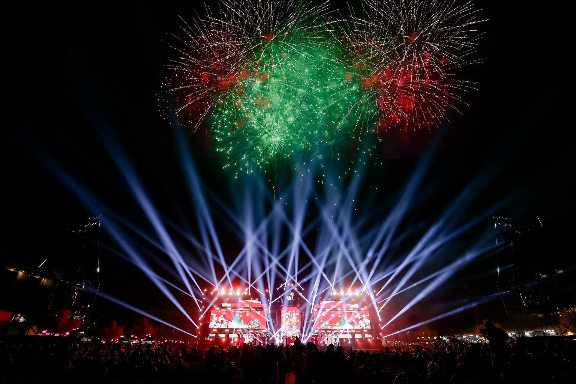 6 ngày, hơn 11 triệu lượt khách: “Vũ trụ Vin” lại khiến “thiên hạ phải trầm trồ”