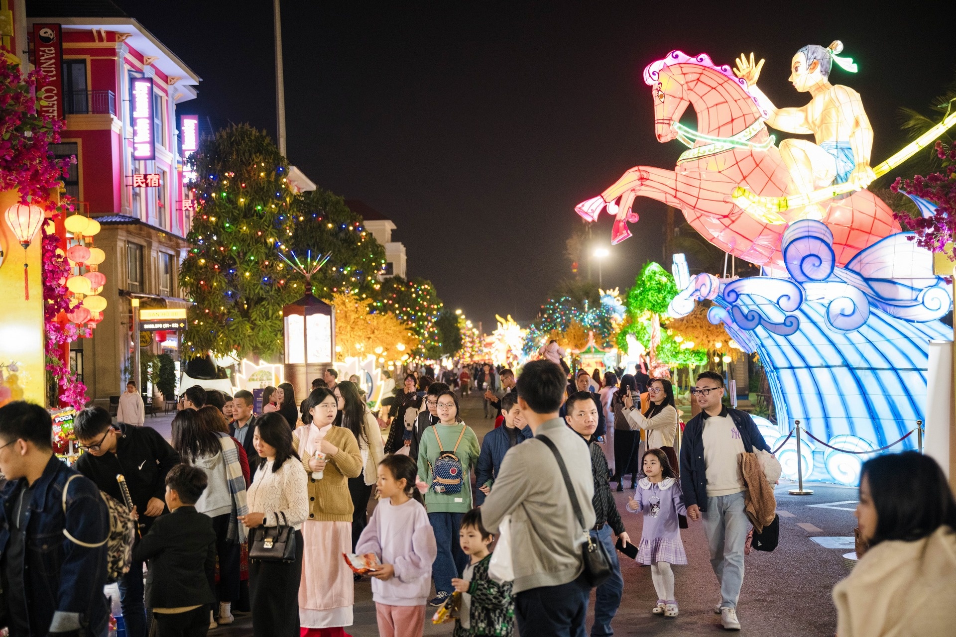 6 ngày, hơn 11 triệu lượt khách: “Vũ trụ Vin” lại khiến “thiên hạ phải trầm trồ”