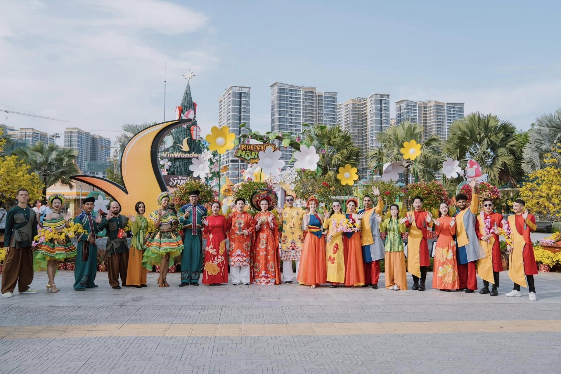 6 ngày, hơn 11 triệu lượt khách: “Vũ trụ Vin” lại khiến “thiên hạ phải trầm trồ”