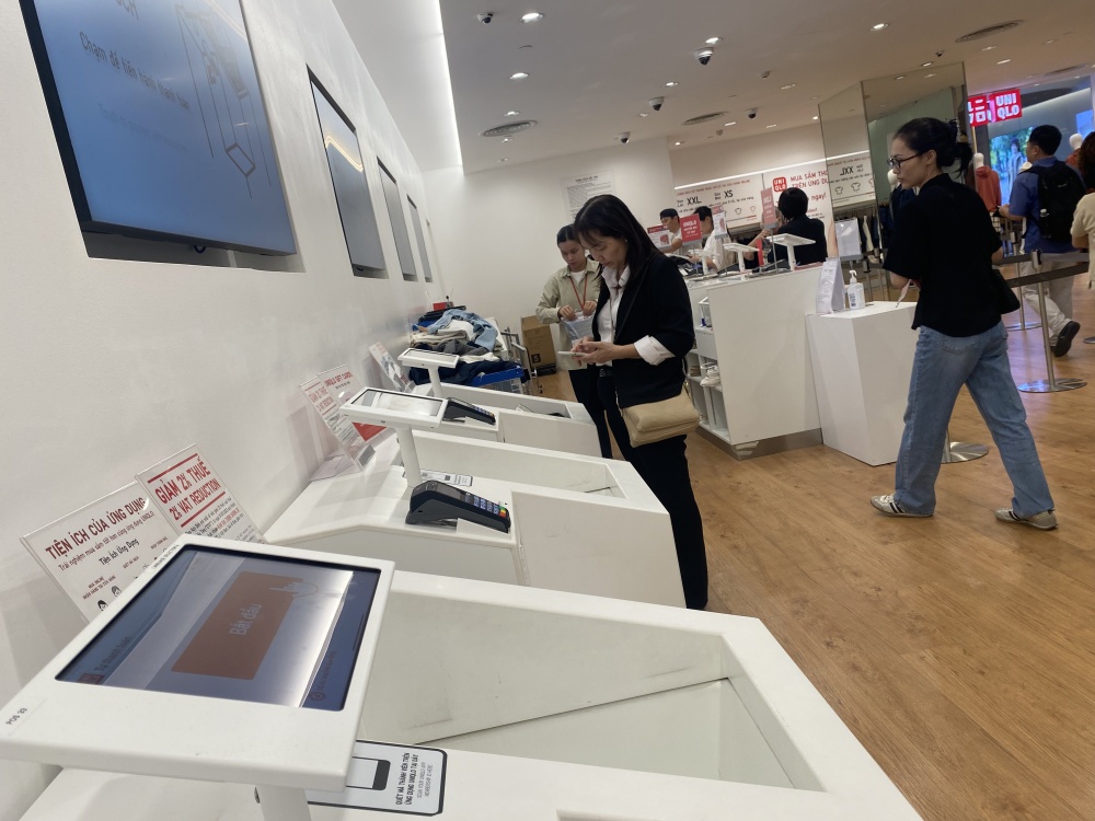 Hình thức thanh toán điện tử mới ở một trung tâm thương mại TP. Hồ Chí Minh, người mua sắm tự bỏ hàng hoá vào thùng và cà thẻ hoặc quét mã QR - Ảnh: Đình Hải 