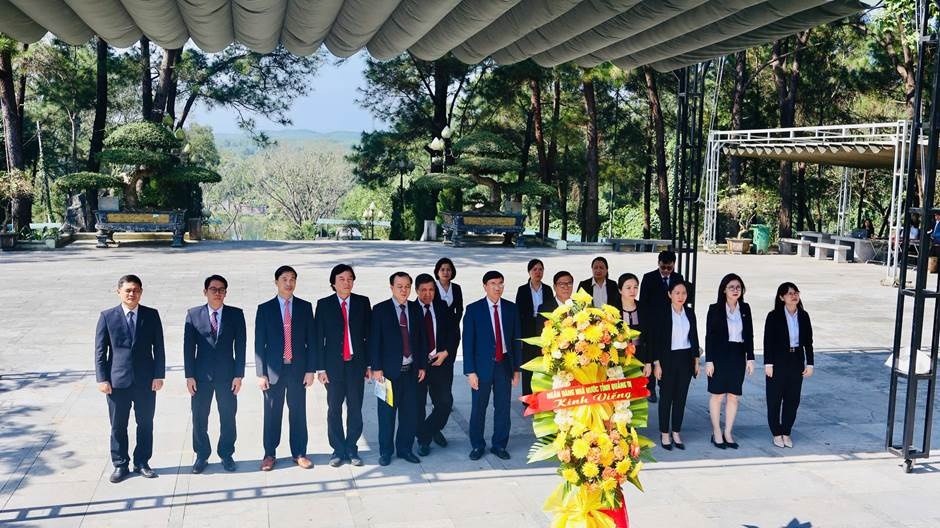 Ngân hàng Nhà nước chi nhánh tỉnh Quảng Trị viếng Nghĩa trang liệt sỹ và Thành cổ Quảng Trị