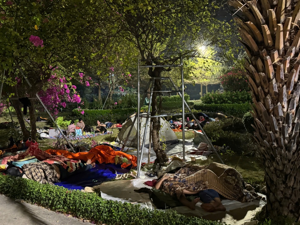 Rất nhiều người trải chiếu, dựng trại ngủ lại qua đêm dưới chân núi Bà Đen. Ảnh: Sun World Ba Den Mountain