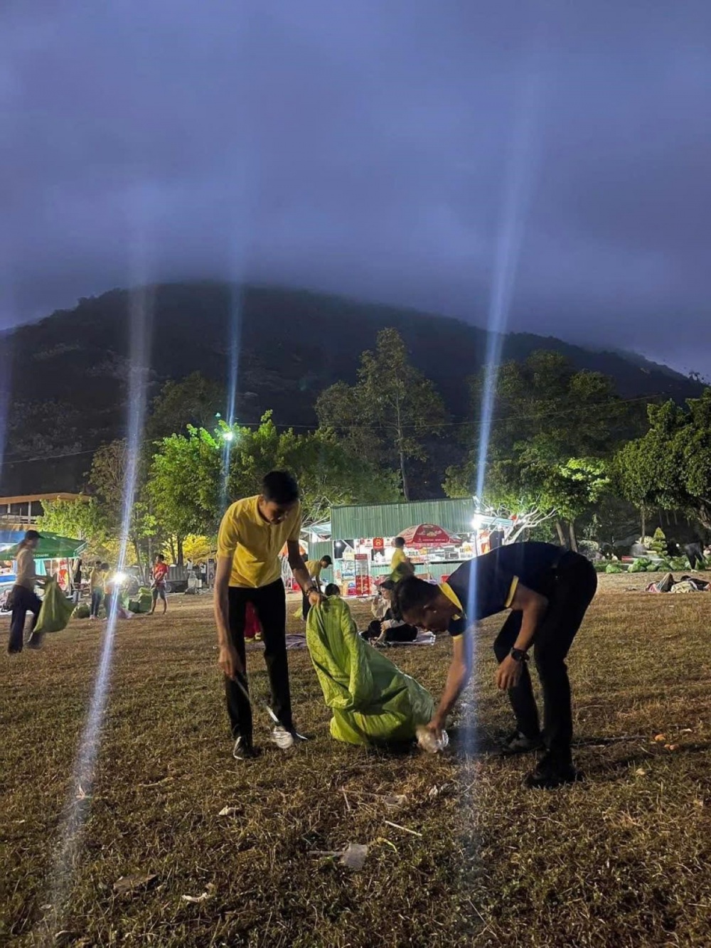 Từ 3h sáng ngày mùng 5 Tết, cán bộ KDL núi Bà Đen đã triển khai thu gom rác. Ảnh: Sun World Ba Den Mountain