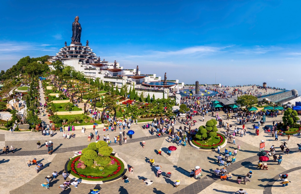 Đỉnh núi Bà Đen tổ chức Hội xuân kéo dài suốt tháng Giêng. Ảnh: Minh Tú - Bùi Văn Hải