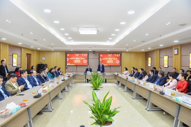 Phó Thống đốc Thường trực Đào Minh Tú thăm và chúc mừng năm mới Co-opBank