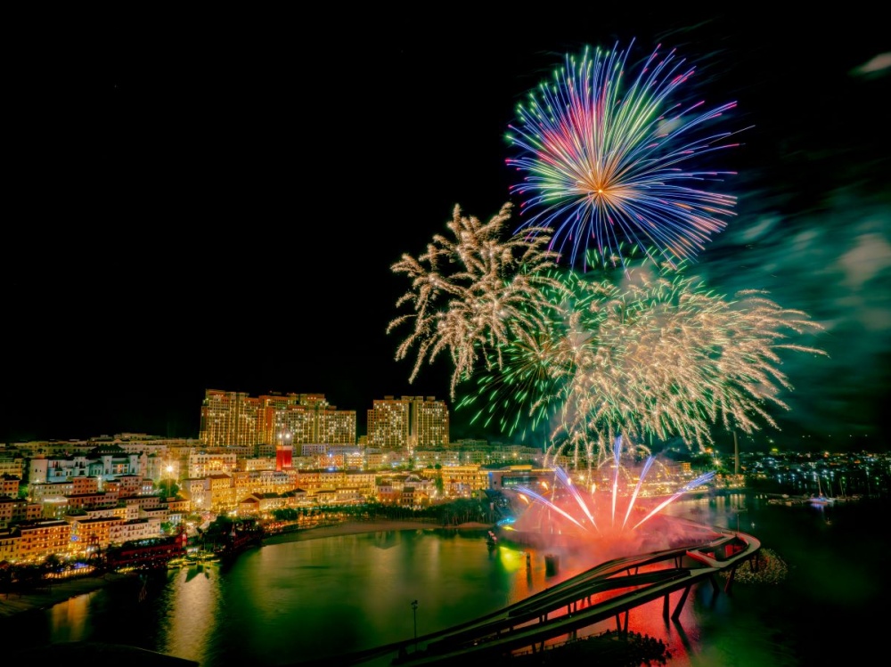 Những màn pháo hoa rực rỡ hàng đêm tại Thị trấn Hoàng Hôn, Phú Quốc Những màn pháo hoa rực rỡ hàng đêm tại Thị trấn Hoàng Hôn, Phú Quốc