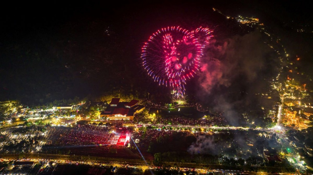 Màn pháo hoa rực rỡ khai mạc Hội xuân Núi Bà. Ảnh: Minh Tú - Bùi Văn Hải Màn pháo hoa rực rỡ khai mạc Hội xuân Núi Bà. Ảnh: Minh Tú - Bùi Văn Hải