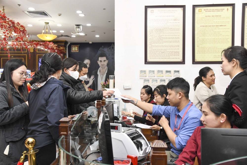 Gần tới ngày Vía Thần tài, người dân xếp hàng giao dịch tại “phố vàng”