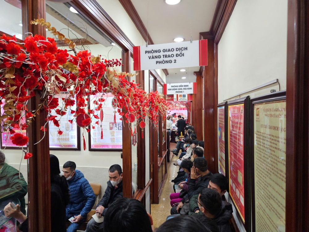 Gần tới ngày Vía Thần tài, người dân xếp hàng giao dịch tại “phố vàng”