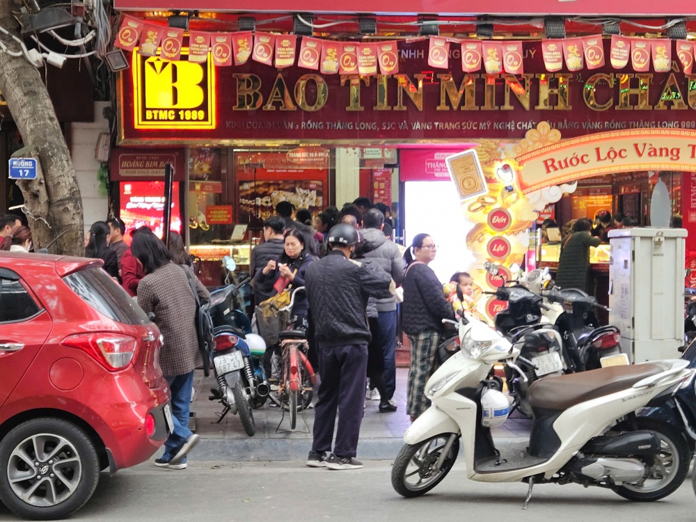 Gần tới ngày Vía Thần tài, người dân xếp hàng giao dịch tại “phố vàng”