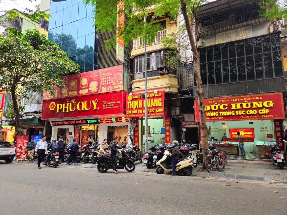 Gần tới ngày Vía Thần tài, người dân xếp hàng giao dịch tại “phố vàng”