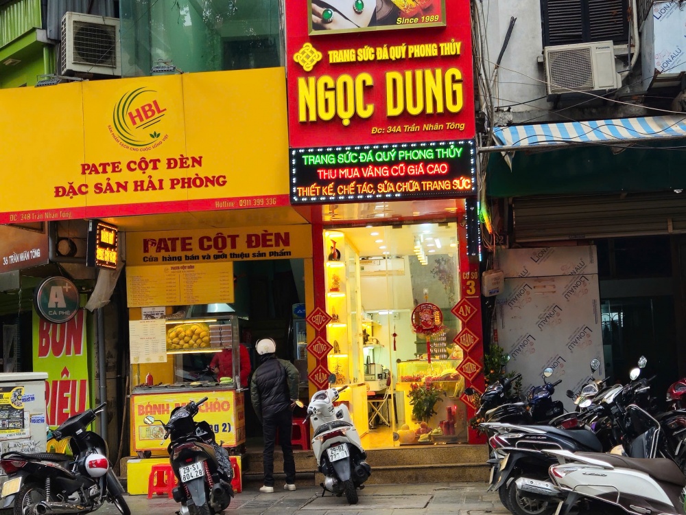 Gần tới ngày Vía Thần tài, người dân xếp hàng giao dịch tại “phố vàng”