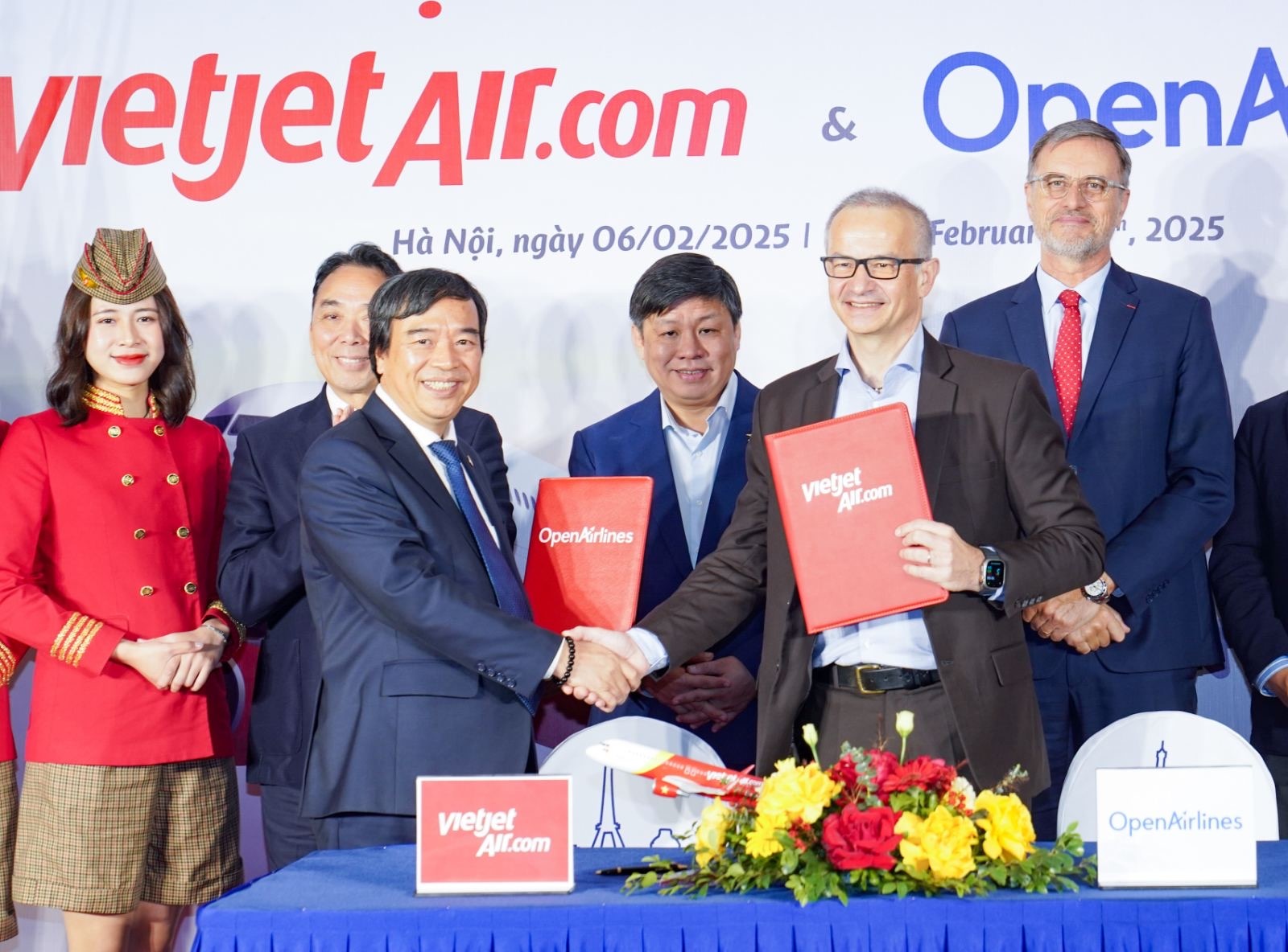 Phó Tổng giám đốc Vietjet Nguyễn Đức Thịnh (trái) và CEO OpenAirlines Alexandre Feray (phải) ký kết thoả thuận chiến lược triển khai ứng dụng SkyBreathe® tối ưu nhiên liệu bay, giảm xả thải CO2 Phó Tổng giám đốc Vietjet Nguyễn Đức Thịnh (trái) và CEO OpenAirlines Alexandre Feray (phải) ký kết thoả thuận chiến lược triển khai ứng dụng SkyBreathe® tối ưu nhiên liệu bay, giảm xả thải CO2