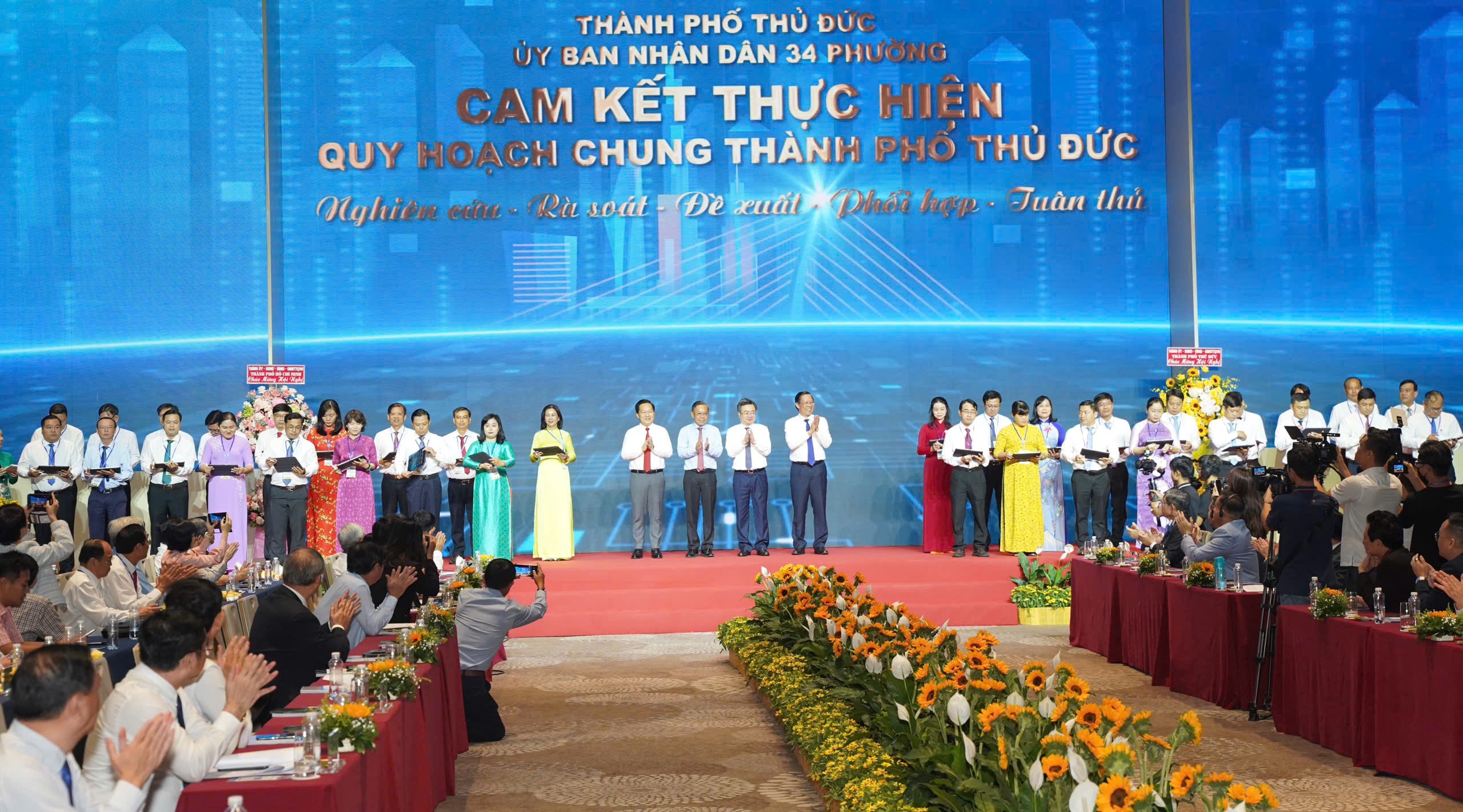 Lãnh đạo TP.HCM chứng kiến đại diện 34 phường trên địa bàn TP. Thủ Đức ký cam kết thực hiện quy hoạch chung của địa phương