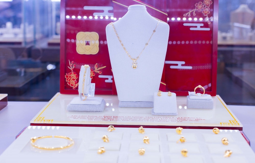 doanh nghiệp đã ra mắt các bộ sản phẩm mới. Đồng thời, cam kết bán bình ổn giá, bảo đảm nguồn vàng dồi dào và bám sát khung chung của giá vàng quốc tế để mọi khách hàng đều có thể tiếp cận. doanh nghiệp đã ra mắt các bộ sản phẩm mới. Đồng thời, cam kết bán bình ổn giá, bảo đảm nguồn vàng dồi dào và bám sát khung chung của giá vàng quốc tế để mọi khách hàng đều có thể tiếp cận.