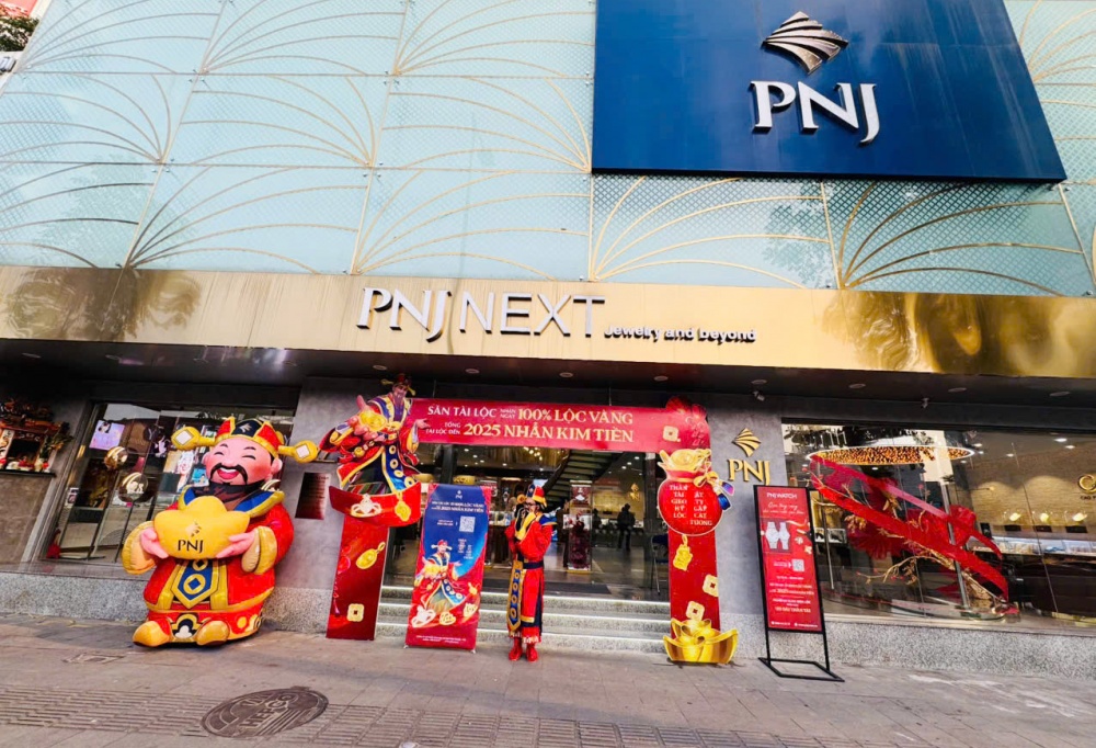 Sáng nay 7/2 (mồng 10 tháng Giêng năm Ất Tỵ), tại nhiều cửa hàng kinh doanh vàng trên địa bàn TP. Đà Nẵng đã trang trí khá bắt mắt và mở cửa sớm để đón các khách hàng. Sáng nay 7/2 (mồng 10 tháng Giêng năm Ất Tỵ), tại nhiều cửa hàng kinh doanh vàng trên địa bàn TP. Đà Nẵng đã trang trí khá bắt mắt và mở cửa sớm để đón các khách hàng.