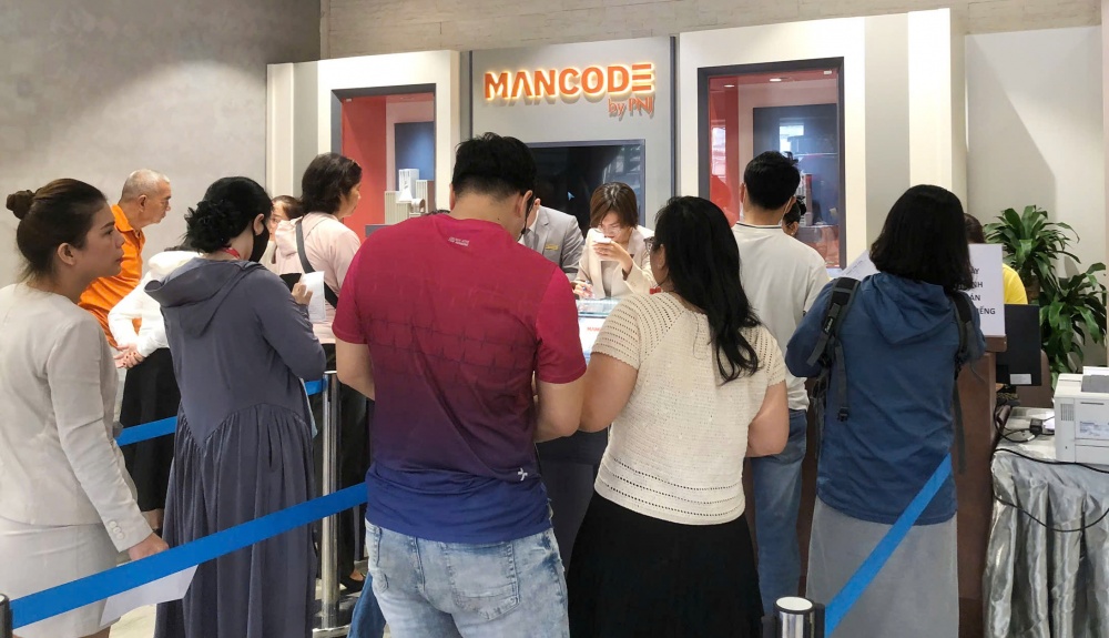 Khác với ngày thường, hôm nay có người dân giao dịch, mua vàng cầu may mắn, tài lộc ngày vía Thần Tài. Khác với ngày thường, hôm nay có người dân giao dịch, mua vàng cầu may mắn, tài lộc ngày vía Thần Tài.