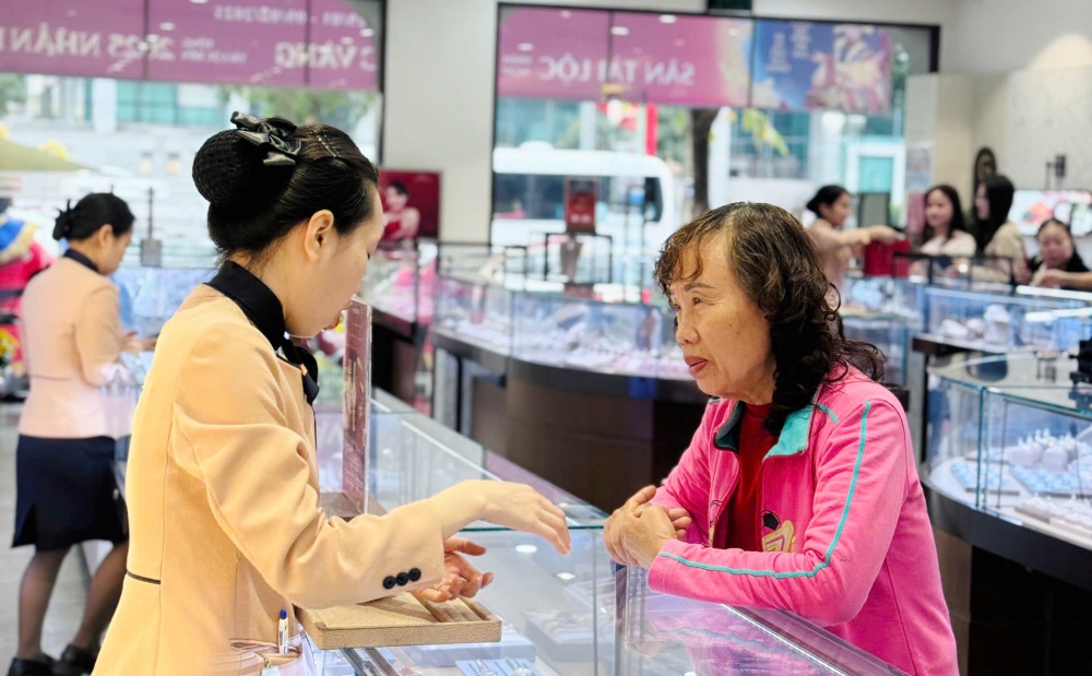 Ngày này được xem là dịp để mọi người cầu mong may mắn, tài lộc trong năm mới. Ngày này được xem là dịp để mọi người cầu mong may mắn, tài lộc trong năm mới.