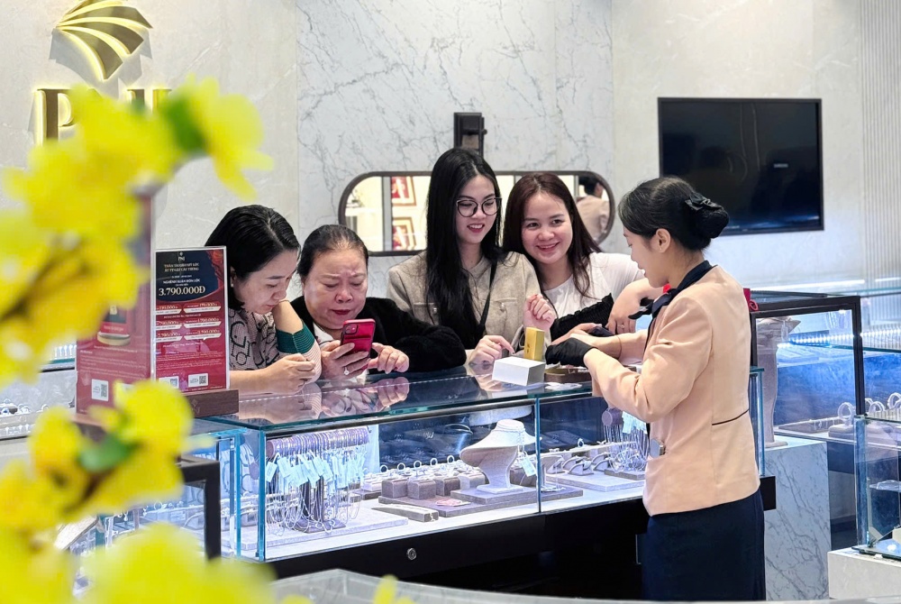 Nhân viên bán hàng nhiệt tình tư vấn sản phẩm phù hợp cho các Thị trường vàng ngày vía Thần Tài ở Đà Nẵng