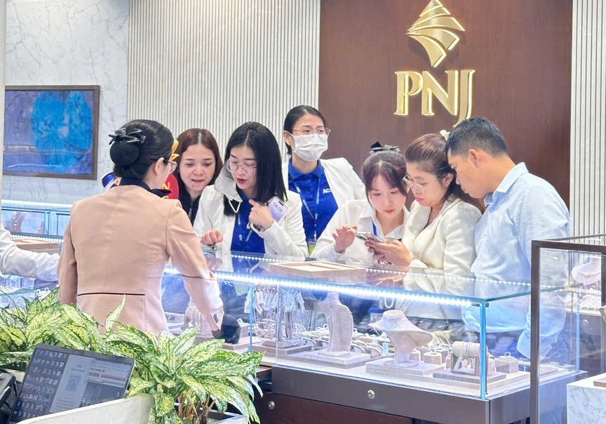 Để phục vụ nhu cầu mua vàng tăng cao trong ngày Vía Thần Tài, các đơn vị đã chủ động tăng lượng vàng dự trữ lên hơn so với ngày thường. Đồng thời, chuẩn bị nhân lực, phương án cụ thể để có chất lượng dịch vụ tốt nhất trong thời điểm lượng khách tăng mạnh. Để phục vụ nhu cầu mua vàng tăng cao trong ngày Vía Thần Tài, các đơn vị đã chủ động tăng lượng vàng dự trữ lên hơn so với ngày thường. Đồng thời, chuẩn bị nhân lực, phương án cụ thể để có chất lượng dịch vụ tốt nhất trong thời điểm lượng khách tăng mạnh.