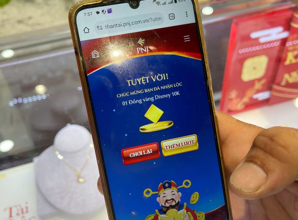 Để kiích cầu tiêu dùng, các doanh nghiệp còn tung ra các chương trình khuyến mãi, trúng thưởng hấp dẫn cơ hội nhận nhiều phần quà có giá trị hấp dẫn. Để kiích cầu tiêu dùng, các doanh nghiệp còn tung ra các chương trình khuyến mãi, trúng thưởng hấp dẫn cơ hội nhận nhiều phần quà có giá trị hấp dẫn.