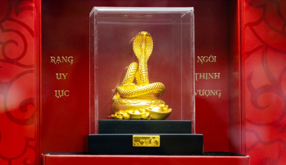 Thông thường, Những sản phẩm vàng mang tính biểu tượng của năm mới theo con giáp từng năm đều được các cơ sở kinh doanh vàng tung ra thị trường phục vụ nhu cầu khách hàng. Thông thường, Những sản phẩm vàng mang tính biểu tượng của năm mới theo con giáp từng năm đều được các cơ sở kinh doanh vàng tung ra thị trường phục vụ nhu cầu khách hàng.