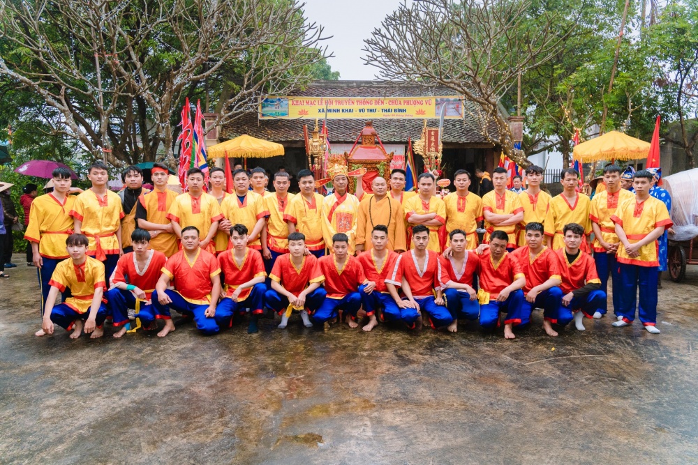 Chủ trì Chùa Phượng Vũ - Đại đức Thích Thẩm Vi cùng Chủ hội và các phù giá (người khênh kiệu) tại Lễ khai mạc chuẩn bị cho màn rước kiệu đặc sắc