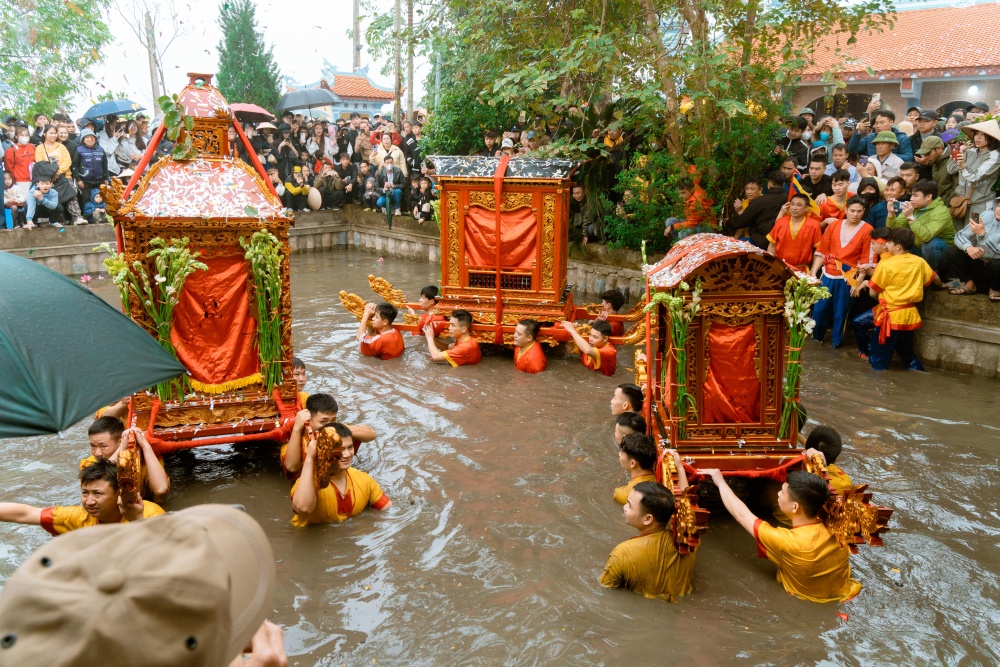 Màn rước kiệu xuất phát từ Đình làng được rước qua nhiều ao hồ, ruộng đồng, sông nước và qua nhà các đời chủ hội để lên Chùa