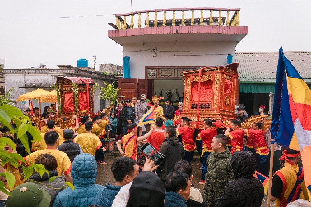 Mỗi kiệu có đoàn phù giá (người khênh kiệu) gồm 8 người là trai tráng trong làng từ 18 tuổi trở lên được tuyển chọn từ hơn 100 ứng viên đăng ký rước kiệu. Họ phải làm lễ xin đài âm dương hôm mùng 6 tháng Giêng. 