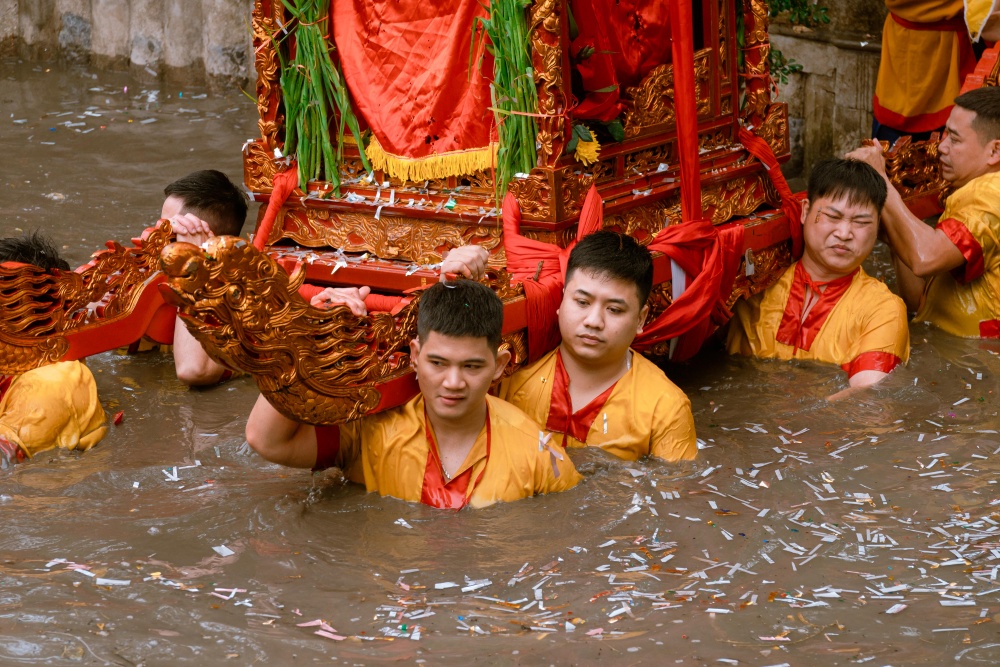 Thời tiết tại Thái Bình sáng ngày 6/2 khoảng 15 độ C các phù giá vẫn có thể chân trần đi bộ, ngâm mình dưới nước kéo dài hàng giờ.