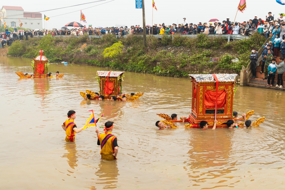 Đông đảo người dân và du khách thập phương nô nức chạy theo các kiệu để xem những màn rước đặc sắc