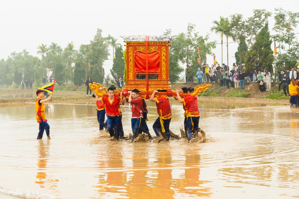Màn rước kiệu xuất phát từ Đình làng được rước qua nhiều ao hồ, ruộng đồng, sông nước và qua nhà các đời chủ hội để lên Chùa