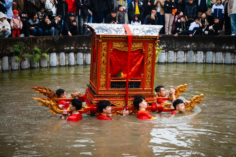 Nhiều phù giá ngâm mình h àngti ếngo ồnghộ trong thời tiết giá rét