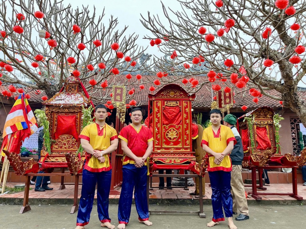 Anh Nguyễn Văn Thùy (phù giá bên phải) chia sẻ,  việc được trở thành phù giá là vinh dự của mỗi thanh niên trong làng trong mỗi dịp lễ hội đầu xuân . Để trở thành phù giá, các thanh niên trai tráng trong làng phải chuẩn bị đủ sức khỏe, sức bền để phục vụ lễ rước trong 4-5 tiếng đồng hồ liền. Mặc dù mệt, giá rét nhưng các phù giá vẫn rất vui vẻ và hy vọng một năm mới bình an.