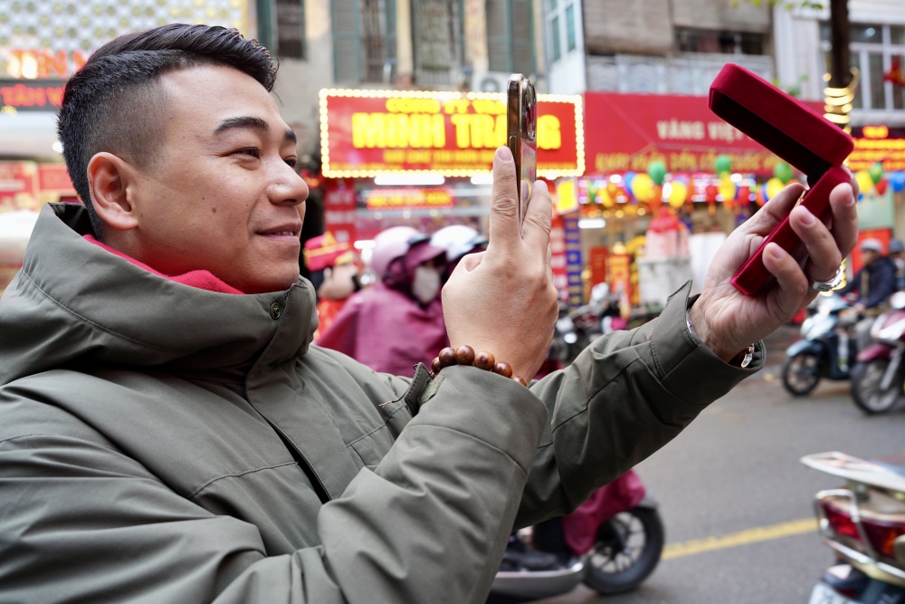 Anh N.H.T hào hứng khoe vàng đã mua với vợ Anh N.H.T hào hứng khoe vàng đã mua với vợ