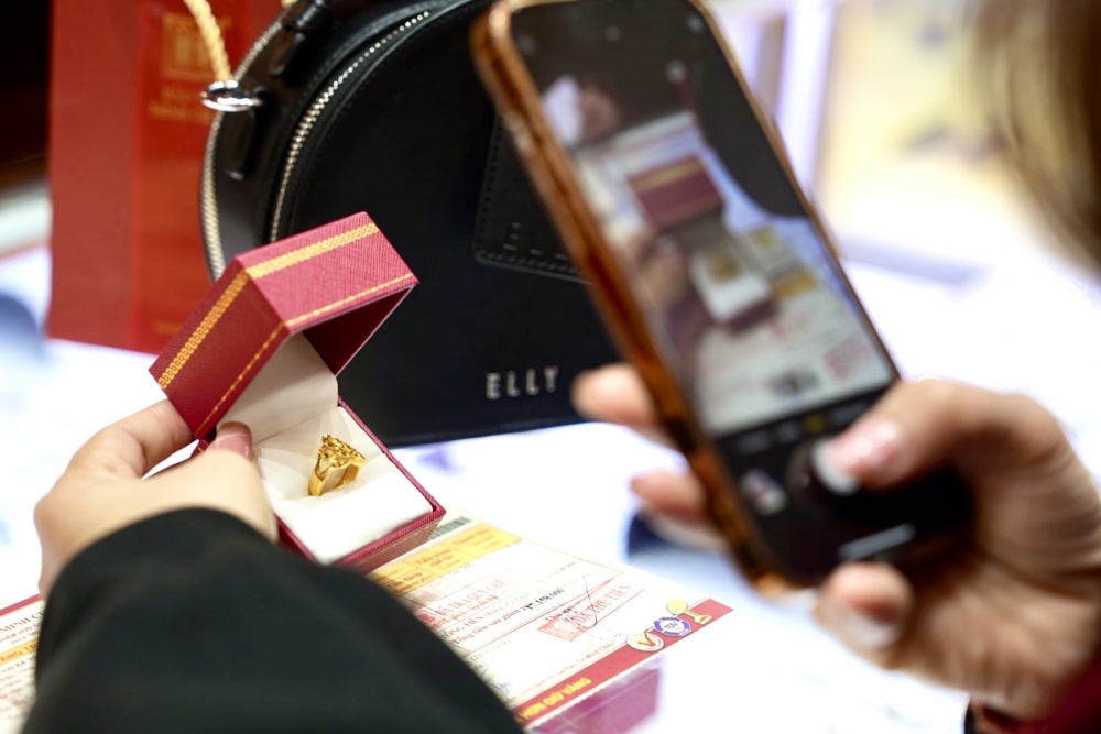 Khách hàng chụp ảnh nhẫn vàng đã mua khoe lên mạng xã hội Khách hàng chụp ảnh nhẫn vàng đã mua khoe lên mạng xã hội