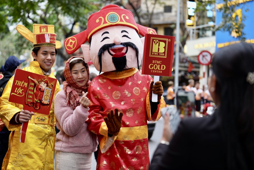 Khách hàng chụp ảnh với các thần tại cửa hàng bảo tín Minh Châu Khách hàng chụp ảnh với các thần tại cửa hàng bảo tín Minh Châu