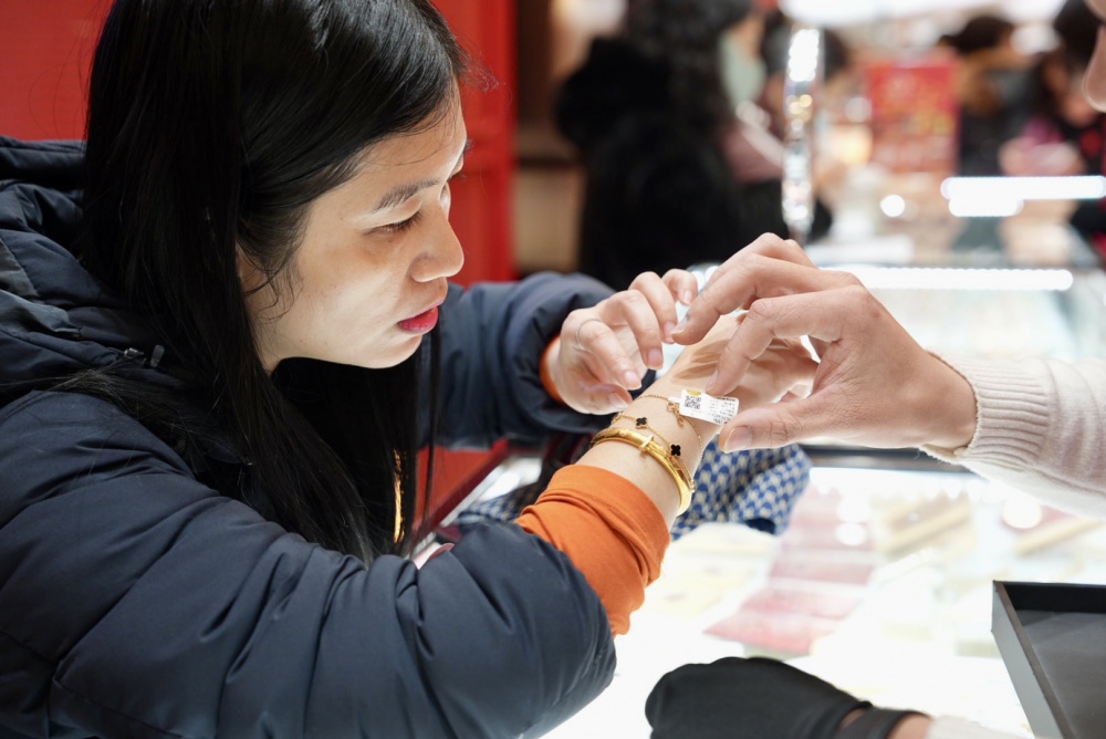 Khách hàng đang đeo thử sản cửa hàng Phú Minh Hải Khách hàng đang đeo thử sản cửa hàng Phú Minh Hải