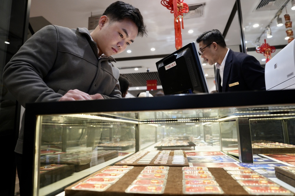 Khách hàng đang tìm kiếm sản phẩm tại của hàng Phú Quý Khách hàng đang tìm kiếm sản phẩm tại của hàng Phú Quý