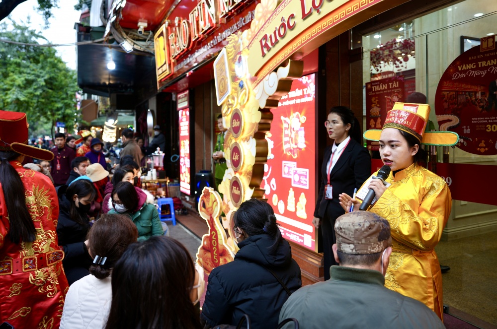 Lượng khác quá đông “ Thần tài” phải điều phối chỗ ngồi và trật tự tại của hàng Bảo Tín Minh Châu Lượng khác quá đông “ Thần tài” phải điều phối chỗ ngồi và trật tự tại của hàng Bảo Tín Minh Châu