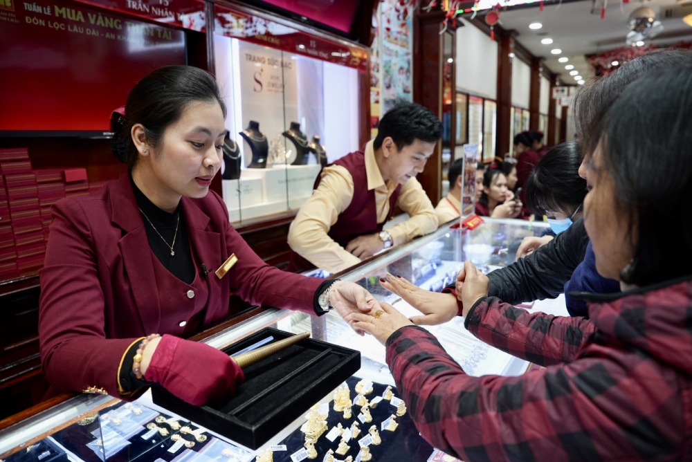 Nhân viên Bảo Tín Minh Châu đang tư vấn vàng trang sức cho khách mua vàng Nhân viên Bảo Tín Minh Châu đang tư vấn vàng trang sức cho khách mua vàng