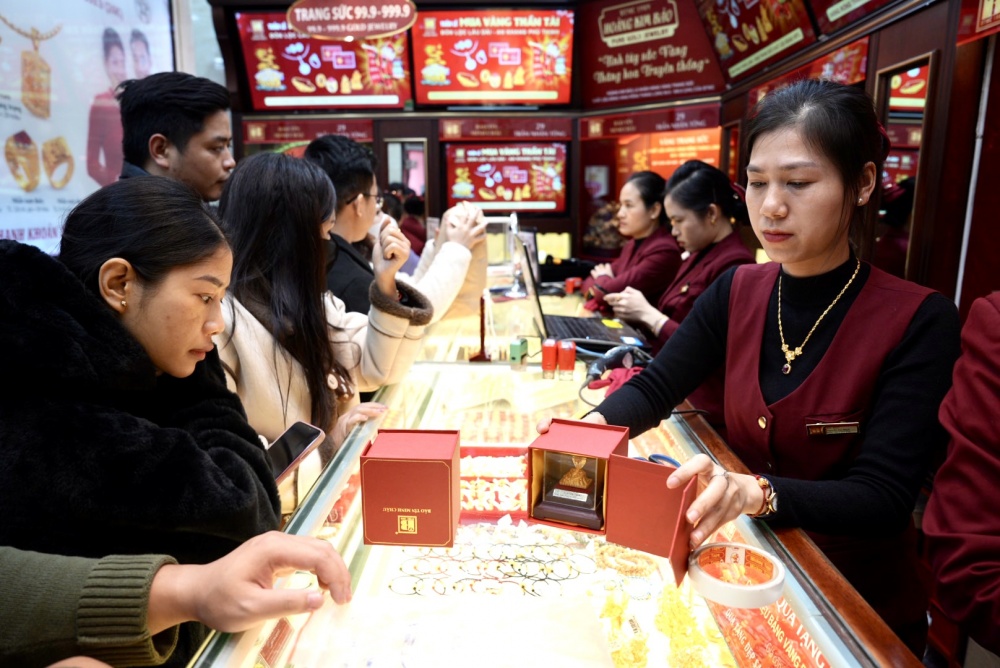 Nhân viên của hàng Bảo Tín Minh Châu đang giới thiệu linh vật năm Ất Tỵ Nhân viên của hàng Bảo Tín Minh Châu đang giới thiệu linh vật năm Ất Tỵ