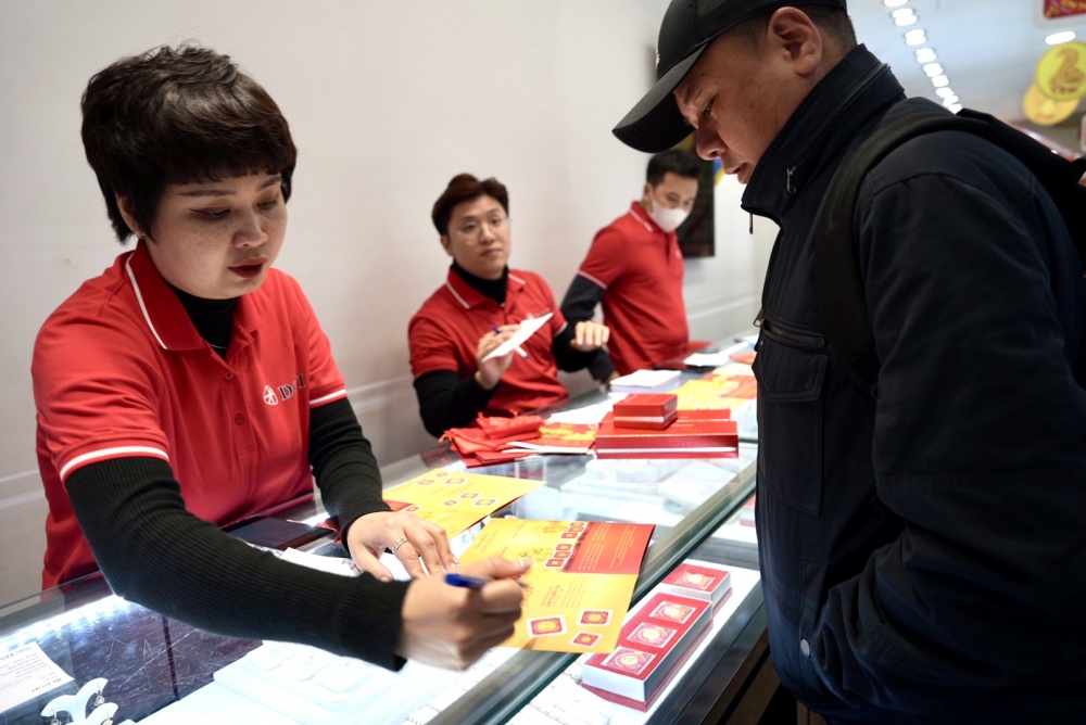 Nhân viên của hàng Doji đang giới thiệu các sản phẩm mới ngày lễ Thần tài Nhân viên của hàng Doji đang giới thiệu các sản phẩm mới ngày lễ Thần tài