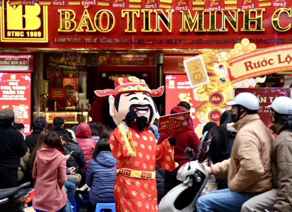 Ông Thần tài tại cửa Bảo Tín Minh Châu đang mời khách vào của hàng Ông Thần tài tại cửa Bảo Tín Minh Châu đang mời khách vào của hàng