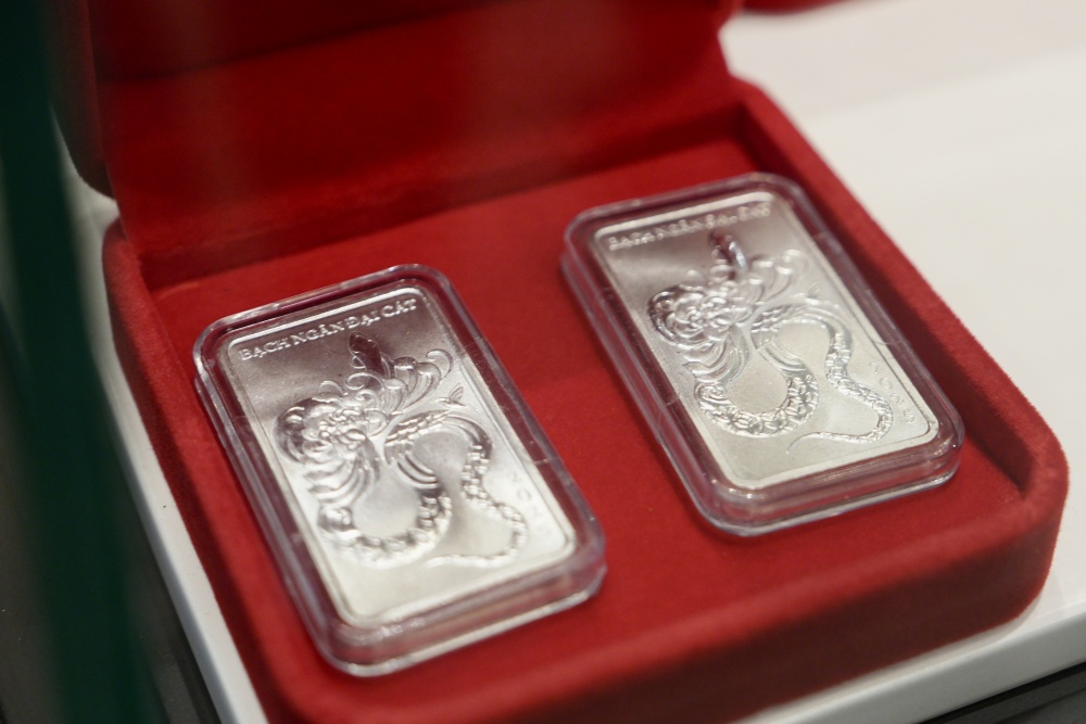 Sản phẩm bạch kim bán trong ngày vía Thần tài tại cửa hàng vàng Phú Quý Sản phẩm bạch kim bán trong ngày vía Thần tài tại cửa hàng vàng Phú Quý