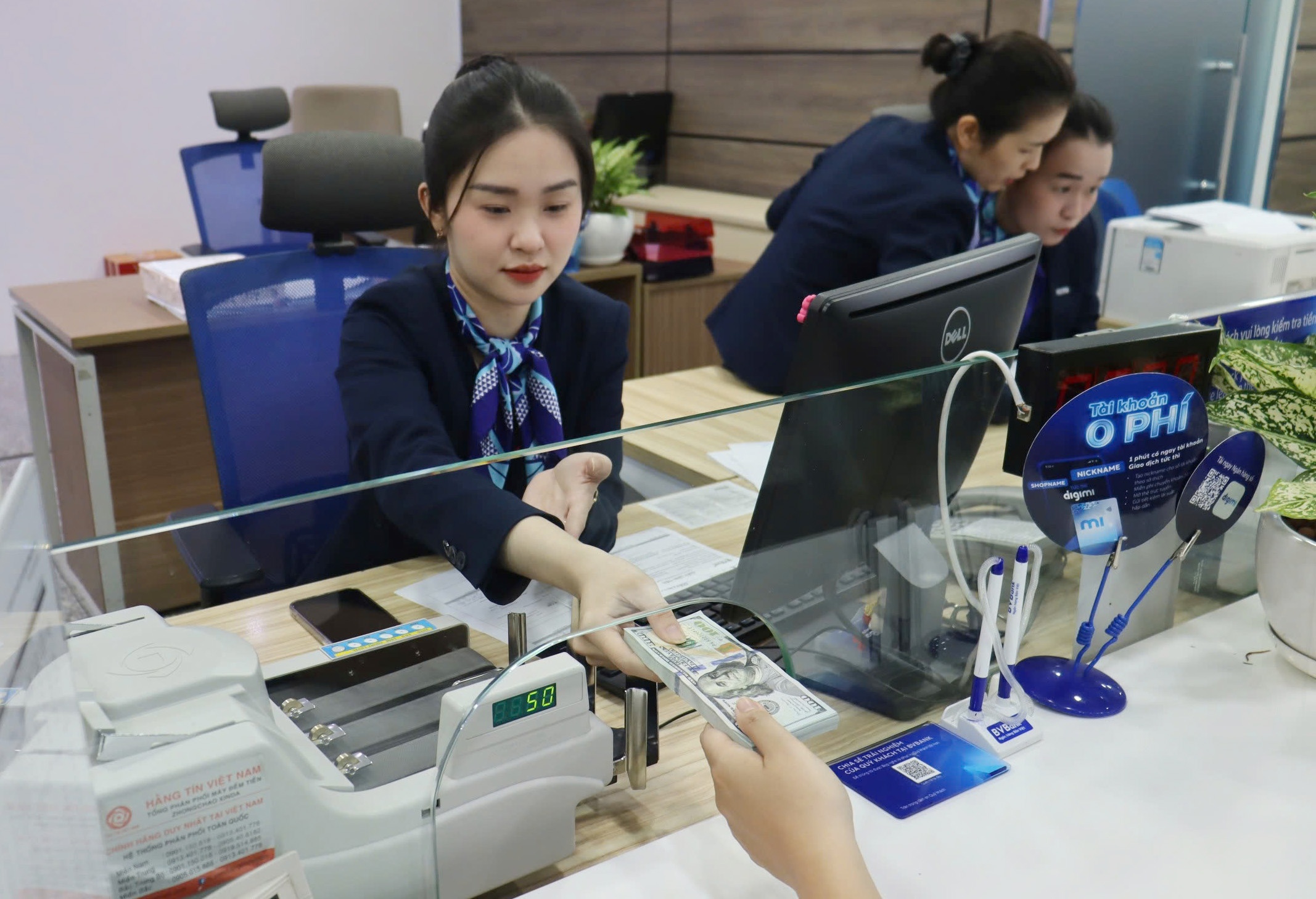 Các chuyên gia của UOB dự báo tỷ giá USD/VND được dự báo sẽ tăng nhẹ vào quý III sau đó giảm trong quý cuối năm 2025